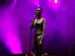 Cem Adrian’dan His Yüklü Bir Sahne Performansı