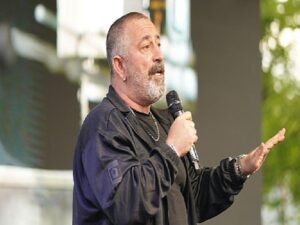 Cem Yılmaz YBY Woods Gençlik Şenliği’nde Hem Sanata Hem Kahkahalara Doyurdu