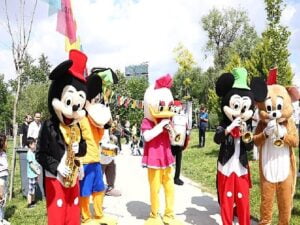 Çocuklara şenlik havasında karne ikramı