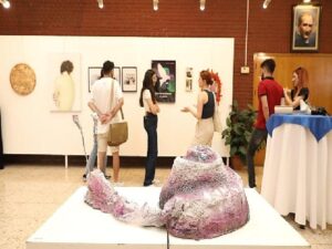 DEÜ Hoş Sanatlardan karma stant açılışı