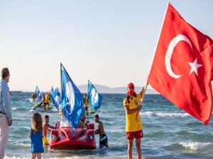 Dünya Etraf Günü’nde İzmir’den hoş haber İzmir’de 41 halk plajının 40’ında Mavi Bayrak dalgalanıyor