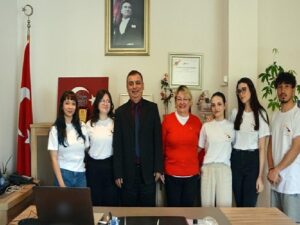 Egeli genç iletişimciler “Patini Uzat” diyerek can dostları sevindirmeyi sürdürüyor