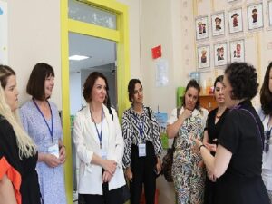 Erken Çocuklukta Sürdürülebilir Toplumsal Duygusal Âlâ Oluşu Destekleme Projesi için bir ortaya geldiler