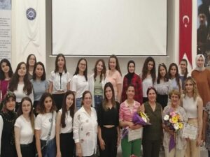 EÜ’de Deneyimli Ebeler Mesleksel Tecrübelerini Öğrencilerle Paylaştı