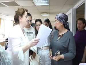 İrlandalı Öğretmenden Güzellik Dersi: DEÜ Aracılığıyla Depremzedelere Yardım Ulaştırdı