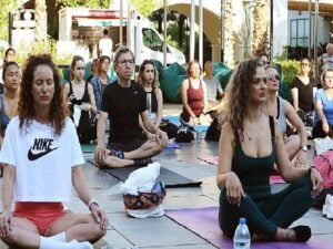 Karşıyaka’da en uzun güne yoga ile başladılar