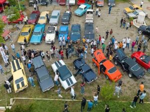 Klasik araba tutkunları Buca’da buluştu