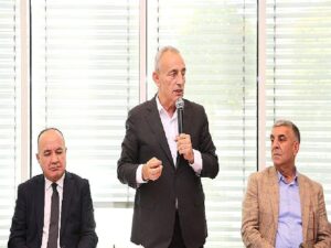 Lider Çebi, belediye işçisiyle bayramlaştı