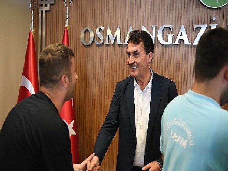 Lider Dündar işçi ile bayramlaştı