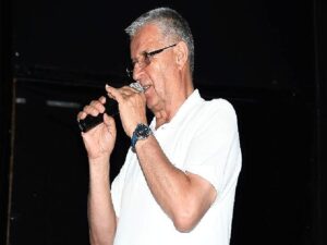 Lider Topaloğlu belediye işçisi ile bayramlaştı