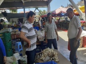 Lider Topaloğlu pazar esnafını ziyaret etti