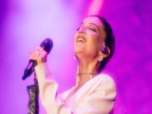 Melike Şahin Göz Alıcı Bir Geceye İmza Attı