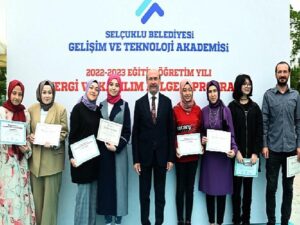 Merasimde kursiyerler sertifikalarını Selçuklu Belediye Lideri Ahmet Pekyatırmacı ve Selçuklu İlçe Ulusal Eğitim Müdürü Turan Kayacılar’ın elinden aldı