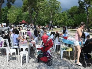 Minik öğrenciler evvel piknik yaptı sonra kep attı