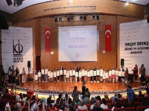 Minik öğrenciler sertifika alarak mezuniyet heyecanını yaşadı