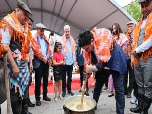 Tunç Soyer ve Erhan Kılıç keşkek dövdü