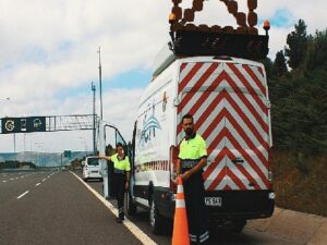 Yolları açık tutan otoyol çalışanlarının güvenliği şoförlerin elinde