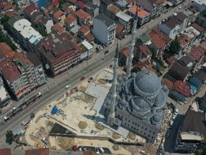 Altı otopark, üstü meydan