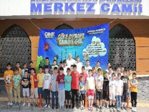Canik’te Mescide Gelen Çocuklar Armağanların Sahibi Olacak