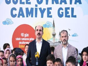 Lider Altay “Güle Oynaya Mescide Gel Projesi”nde Çocukların Sabah Namazı Heyecanına Ortak Oldu