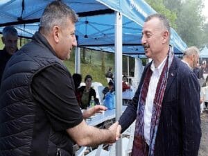 Lider Büyükakın’a armağan kemençe