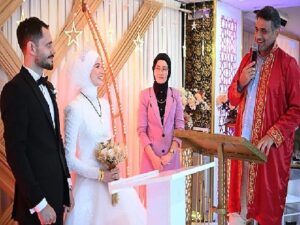 Lider Kocaman Kartepelilerin memnunluklarını paylaşıyor 