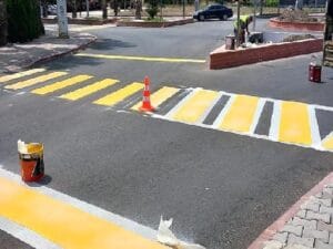 Turizm Bulvarı’nda yaya geçitleri boyandı