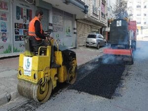 Bağcılar’da yollar asfaltlanarak inançlı hale getiriliyor