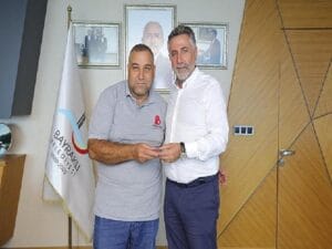 Belediye personelinden örnek davranış Sokakta bulduğu 15 bin lirayı sahibine teslim etti