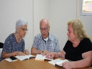 Bilge Çınarlar, görme engelliler için okuyor