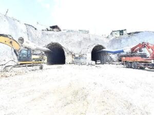 Buca Onat Tüneli yolu yarıladı