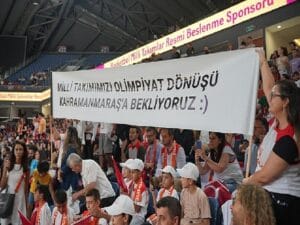 Kahramanmaraşlı çocuklar, Türkiye-Ukrayna Ulusal Basketbol maçında millileri desteklemek için İstanbul’daydı