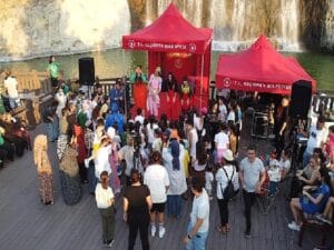 Konser ve Tiyatro bir ortada