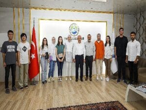 Lider Esat Öztürk yeni üniversitelileri tebrik etti