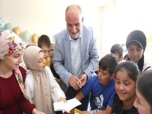 Lider Sandıkçı’dan Miniklere İkram