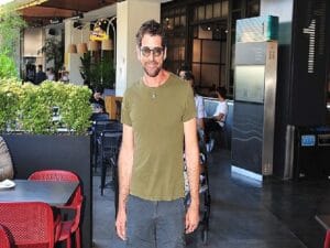 Ünlü oyuncu Cemal Hünal öğlen yemeği için geldiği Kanyon’da objektiflerimize takıldı.