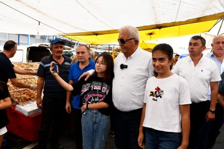 Cumartesi Pazarında Yüzler Gülüyor…