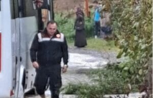 Kızılca’da mahsur kalan servis aracına Jandarma yetişti