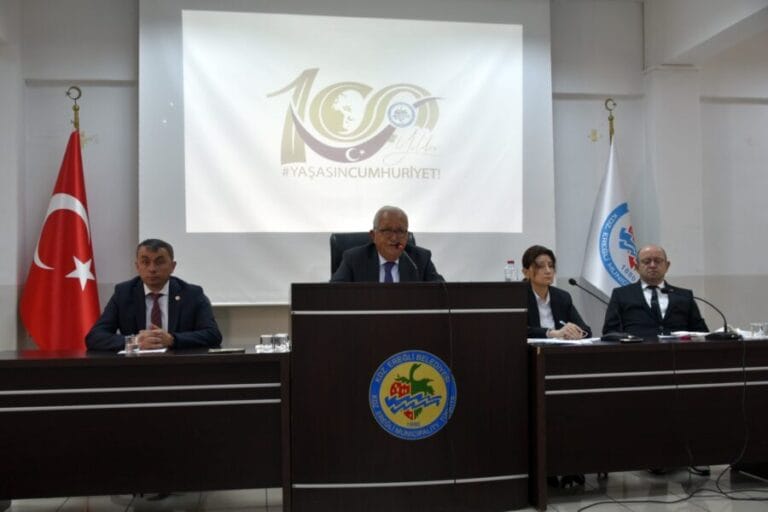 “BELEDİYE MECLİSİNDE, DİVAN KATİBİNE YAPILAN SALDIRIYI KINIYORUM”