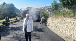 BAŞKAN POSBIYIK, AYAĞININ TOZUYLA BELEDİYENİN SAHADAKİ ÇALIŞMALARINI DENETLEDİ