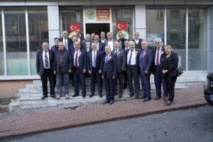 Başkan Adayı Sesli muhtarların gününü pasta keserek kutladı