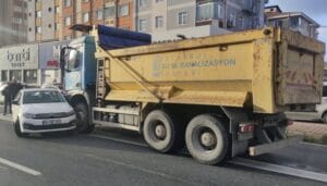 Yardıma gelen İBB aracı Kdz. Ereğli’de kaza yaptı