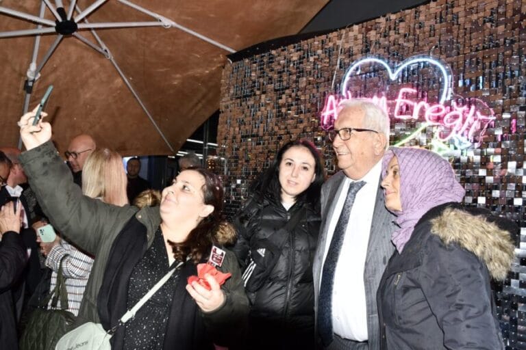 BAŞKAN POSBIYIK, HALK KAFE’DE SEVGİLİLERLE BULUŞTU