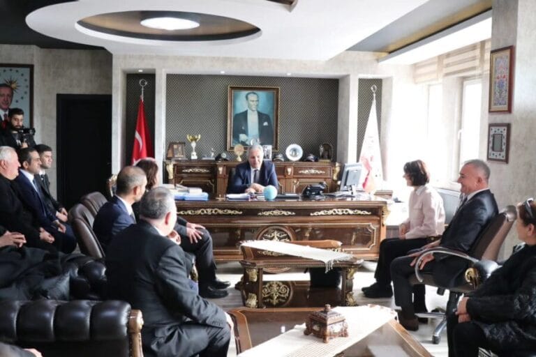 Sesli ve ekibi Kaymakam Yapıcı’yı ziyaret etti