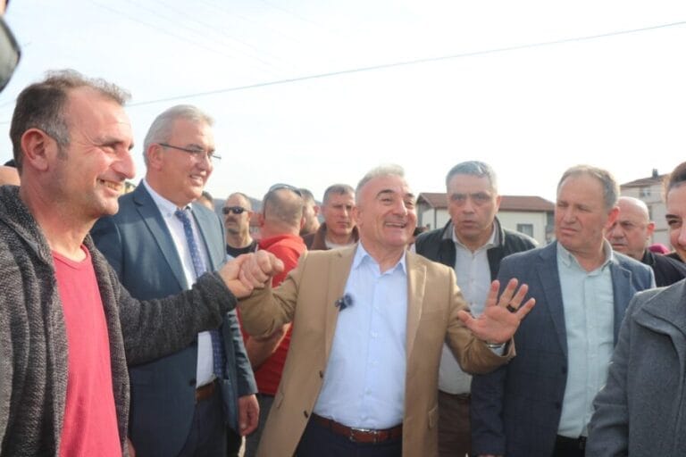 Ören halkından “Bize hizmeti yaparsan sen yaparsın” mesajı