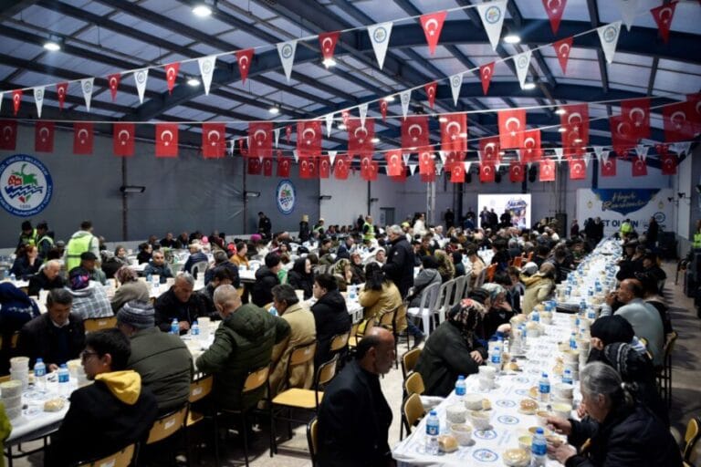 KDZ. EREĞLİ, BELEDİYENİN İFTAR SOFRASINDA BULUŞTU