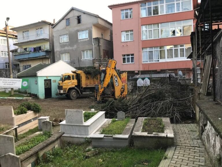 MEZARLIKLAR BAYRAMA HAZIRLANIYOR