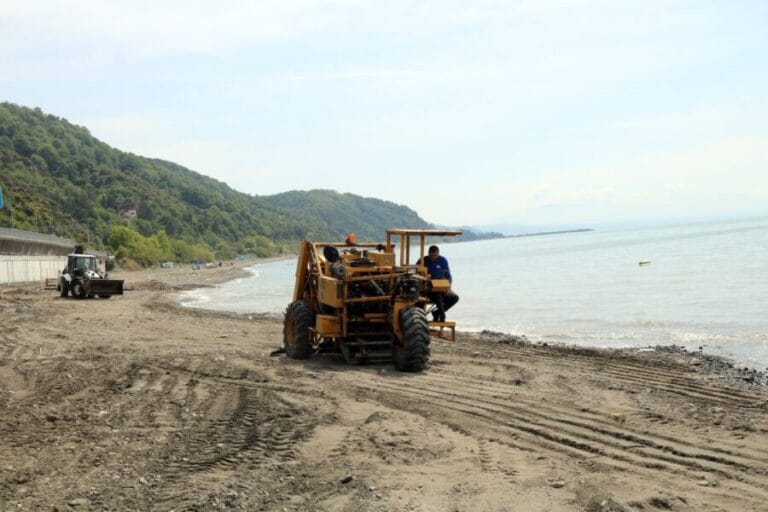 BELEDİYE PLAJLARI SEZONA HAZIRLANIYOR
