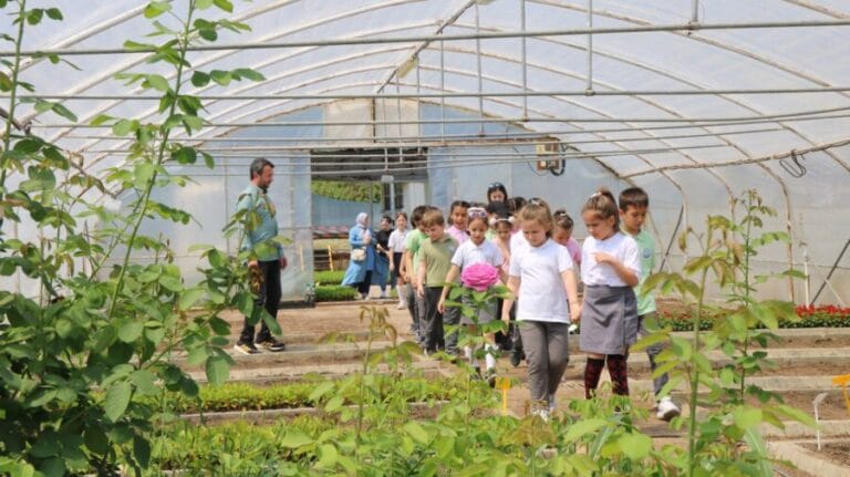 MİNİK ELLER ÇİÇEK DİKTİ, TARIMI ÖĞRENDİ