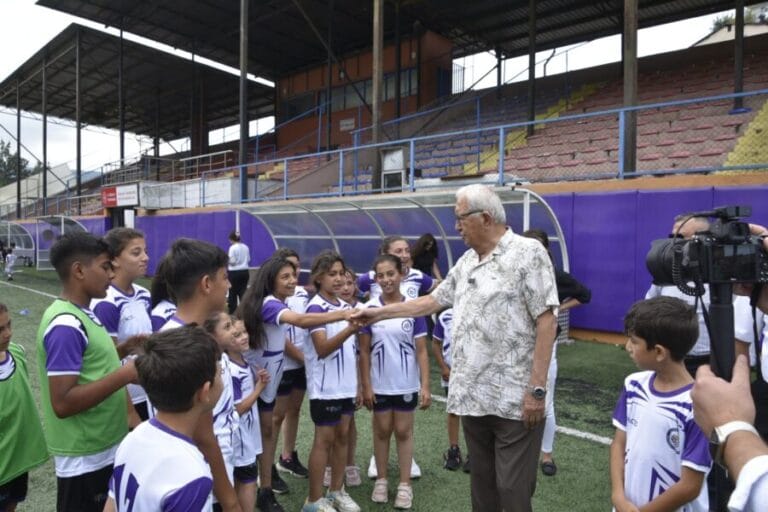 BAŞKAN POSBIYIK, ROMAN ÇOCUKLARLA SAHAYA İNDİ